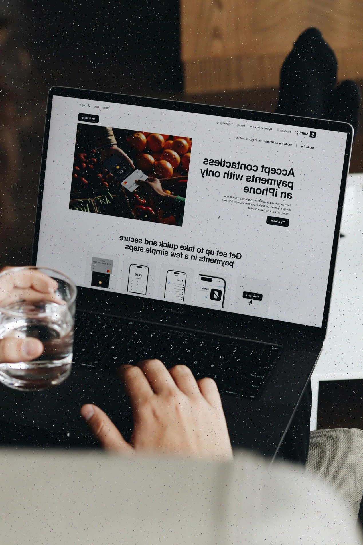 Equipo desarrollando solución