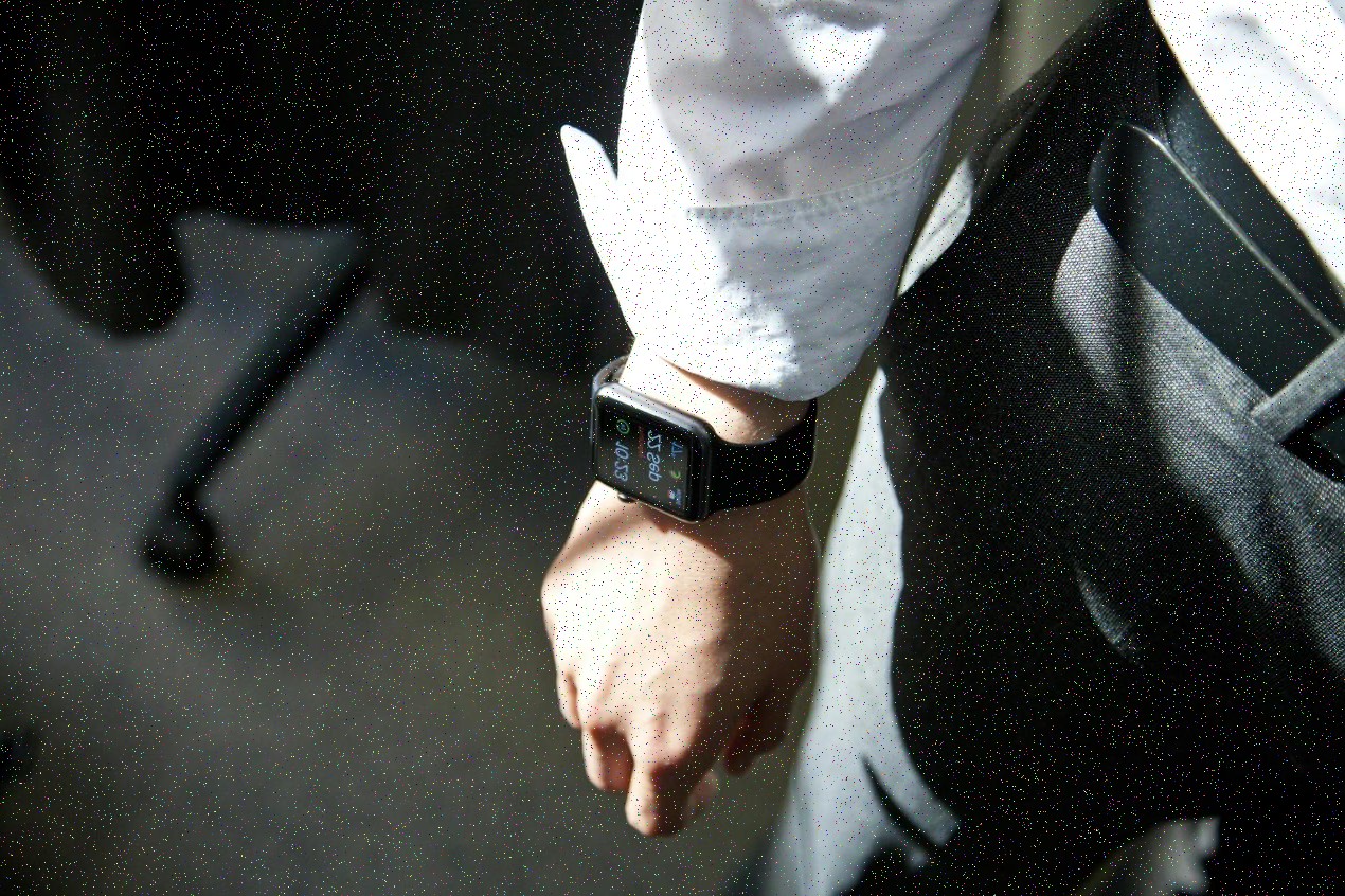 Técnico revisando vehículo